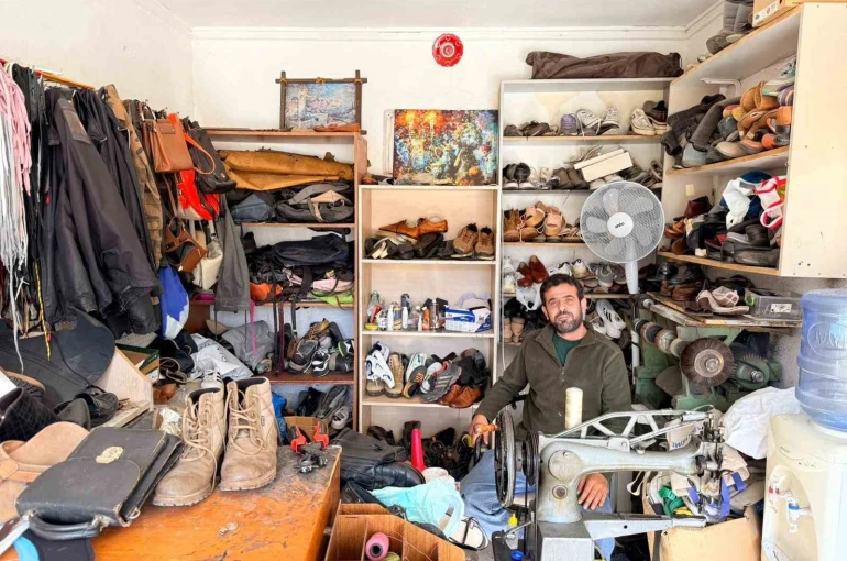 Datça’da 26 yıldır ayakkabı tamirciliği yapıyor 