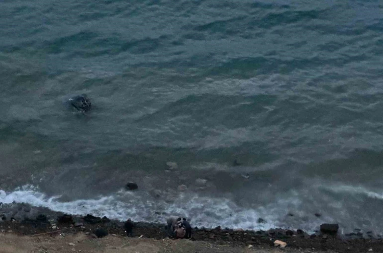 Datça’da virajı alamayan araç denize uçtu: 1 yaralı 