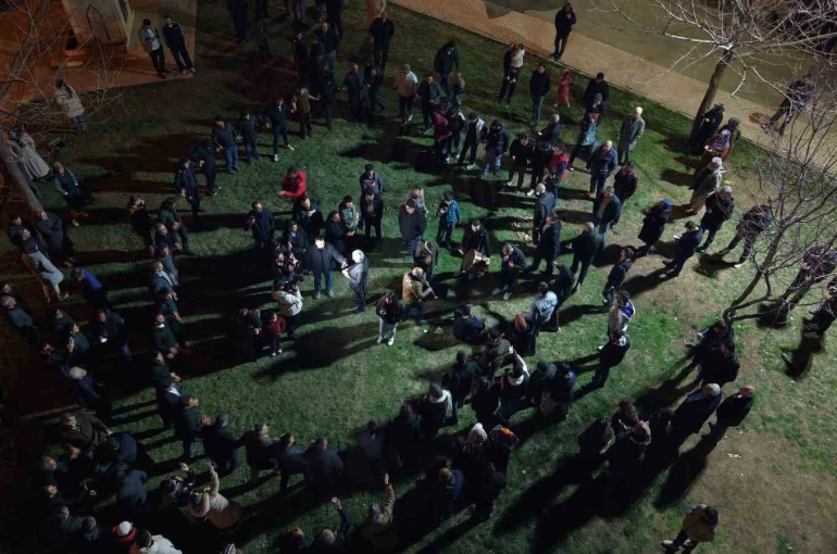 Davul ve klarnet eşliğinde geleneksel sahur halayı onlarca kişiyi buluşturdu 