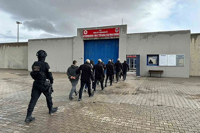 DEAŞ’ın İnterpol tarafından aranan sözde 7 yöneticisi Afyonkarahisar polisi tarafından yakalandı
