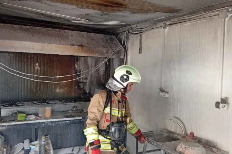 Defne’de iş yeri alevlere teslim oldu 