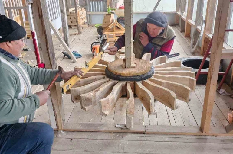 Değirmenlerin dönmesi onun ellerinde 