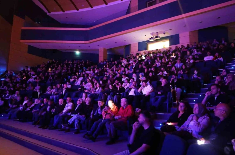 "Deli İbram Divanı" oyunu yoğun ilgiyle sahnelendi 