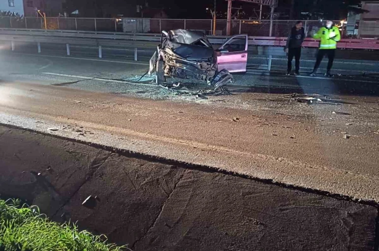 Demir bariyerlere çarpan otomobil parçalandı: Sürücü yaralandı 