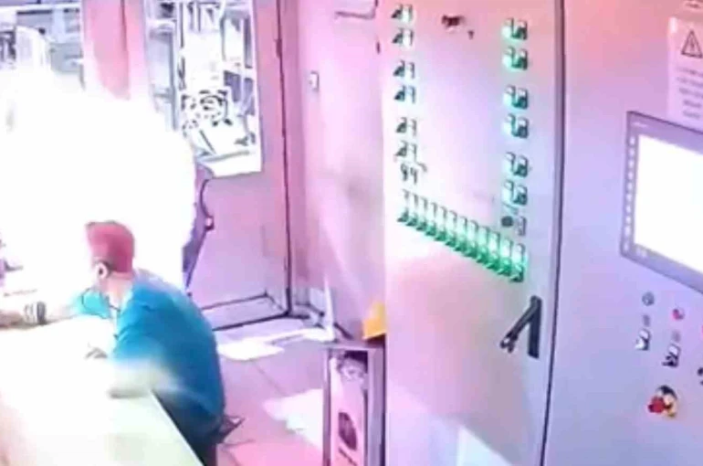 Demir çelik fabrikasındaki patlama anı kamerada 
