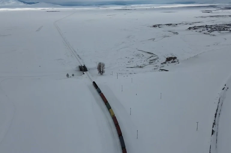 Demir İpek Yolu’nda görsel şölen: Karlar içinden süzülerek Kars’tan Avrupa’ya binlerce kilometrelik yolculuk 