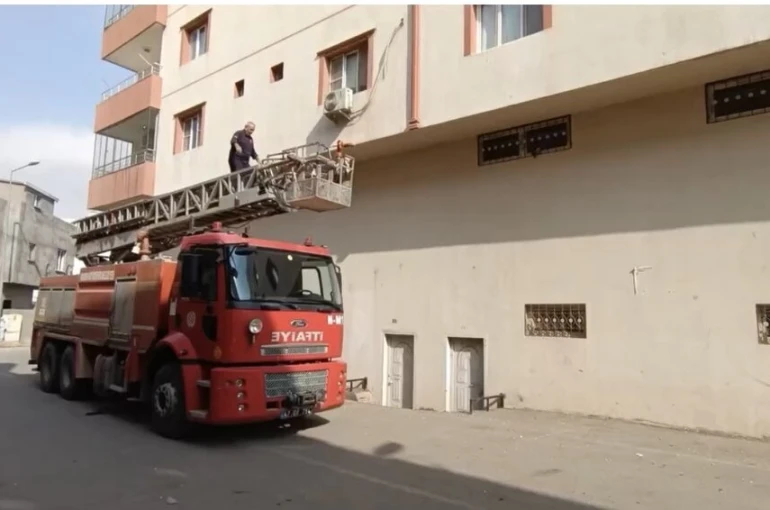Demir korkulukta sıkışan güvercini itfaiye kurtardı 