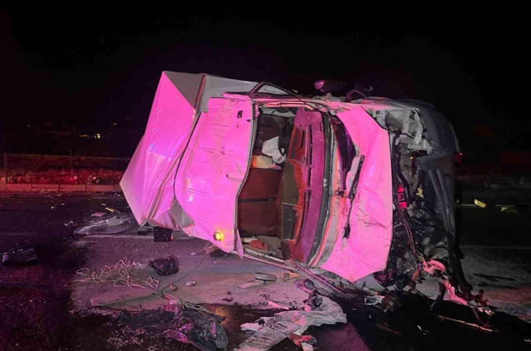 Demir yığınına dönen kamyonetlerde 3 kişi yaralandı