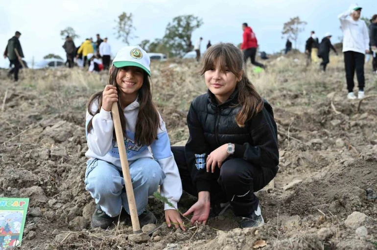 Demirci’de 2 bin fidan toprakla buluştu 