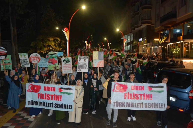 Demirci’de binlerce kişi Filistin’e destek için yürüdü 