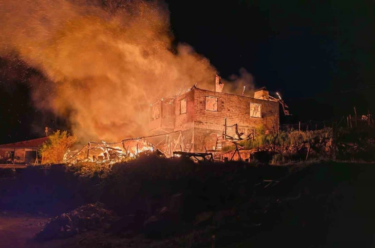 Demirci’de korkutan ev yangını 