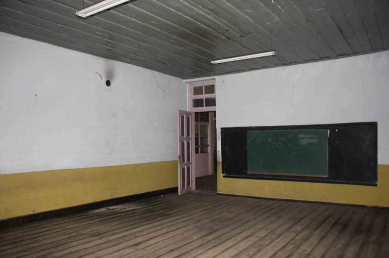 Demirci’nin köklü halıcılığı tarihi okulda yaşatılacak 