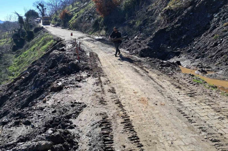 Demirhan ile Çobanlar arasındaki yol yeniden ulaşıma açıldı 