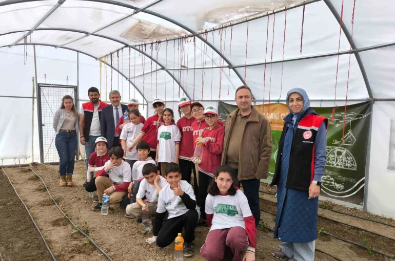 Demirkent TOKİ İlkokulu’nda öğrenciler serada fide dikti 