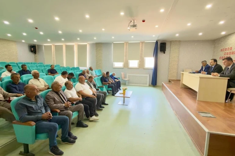 Demirözü’nde muhtarlarla değerlendirme toplantısı yapıldı 