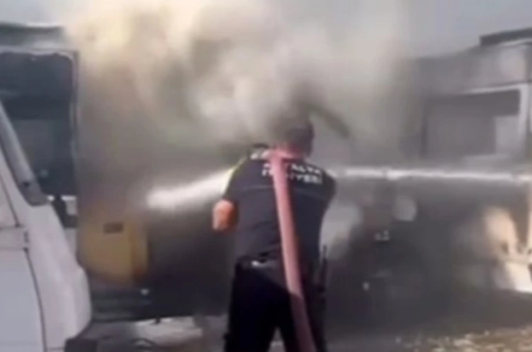 Demre’de park halindeki karavanda çıkan yangın, diğer karavana da sıçradı