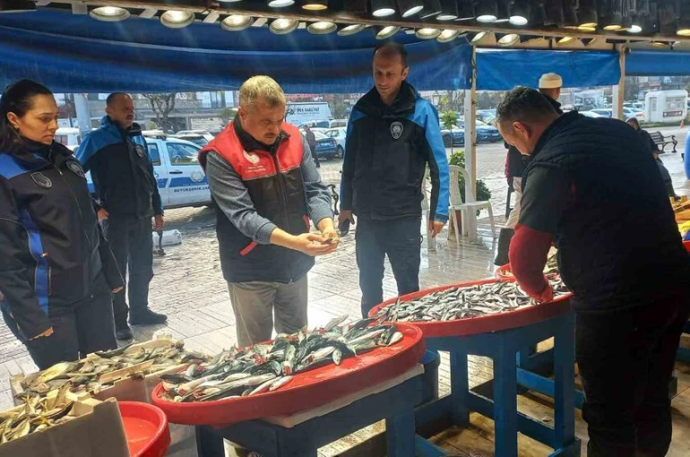 Denetim geldi, gerçek ortaya çıktı: Tezgahtaki balık "kolyoz" çıktı 
