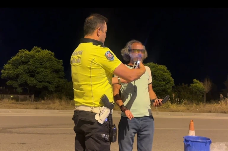 Denetim yapan polislere selam vermek için aracıyla yanlarına gitti, 3.28 promil alkollü çıktı 