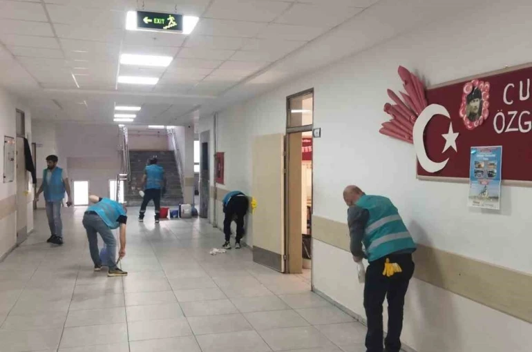 Denetimli serbestlik yükümlüleri, ara tatilde okulları yeniledi 