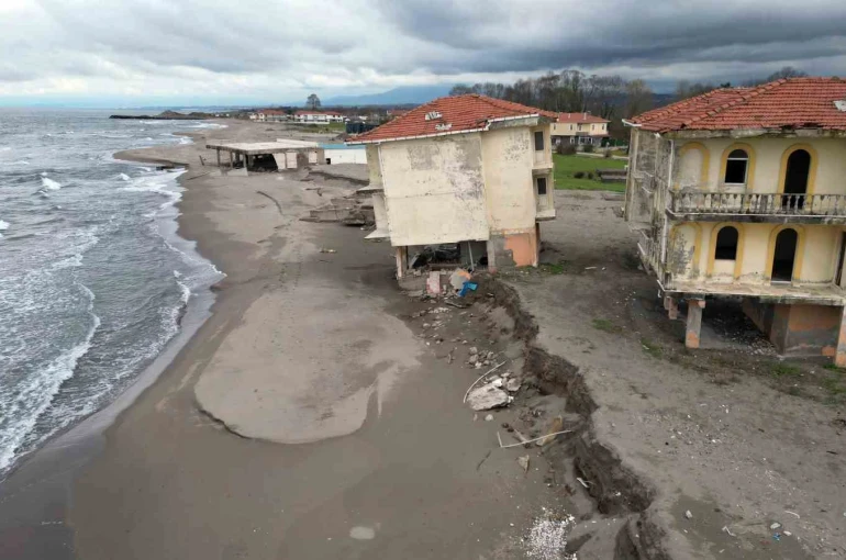 Deniz 100 metre içeri girdi, villalar çöktü 