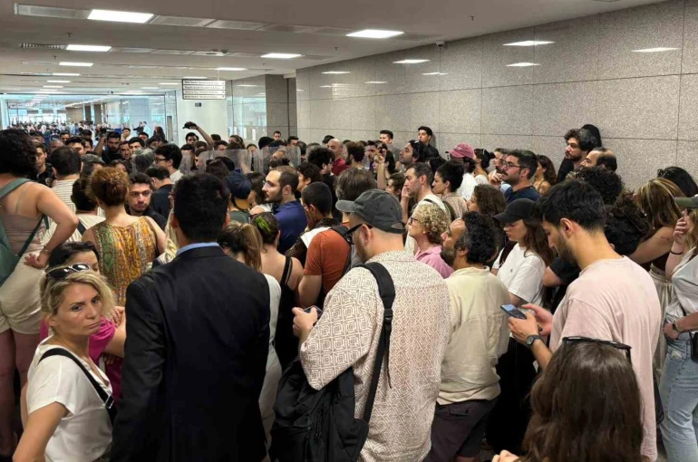 Deniz Göktaş’ın adliyeye sevkinde gerginlik: Kemal Kılıçdaroğlu ve ekibine protesto 