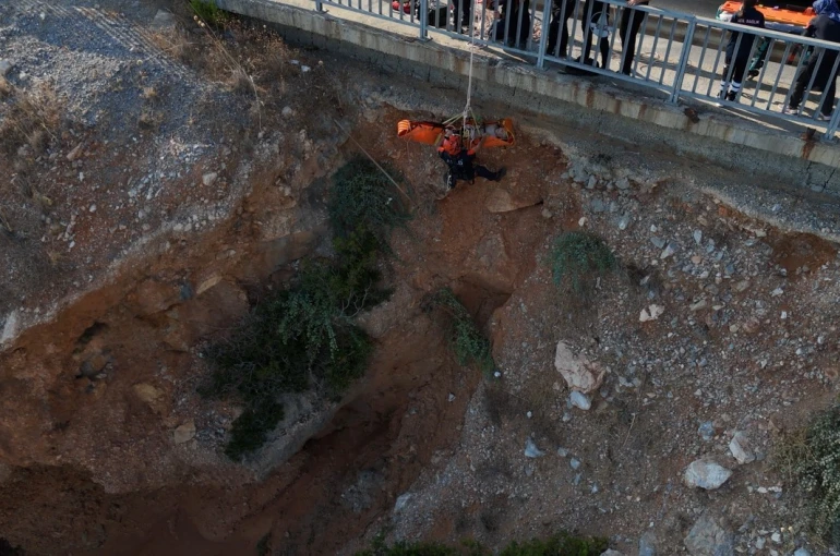 Deniz keyfi hastanede son buldu, kayalık alanda mahsur kalan vatandaş 2 saatte kurtarıldı