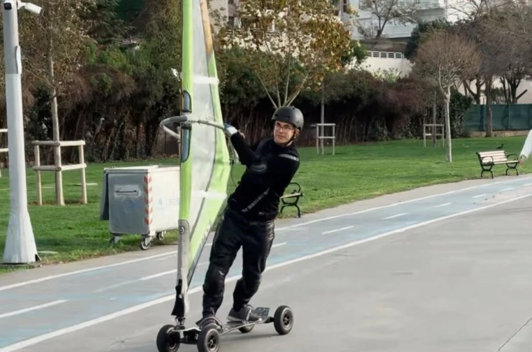 Deniz rüzgarıyla karada sörf yaptı 