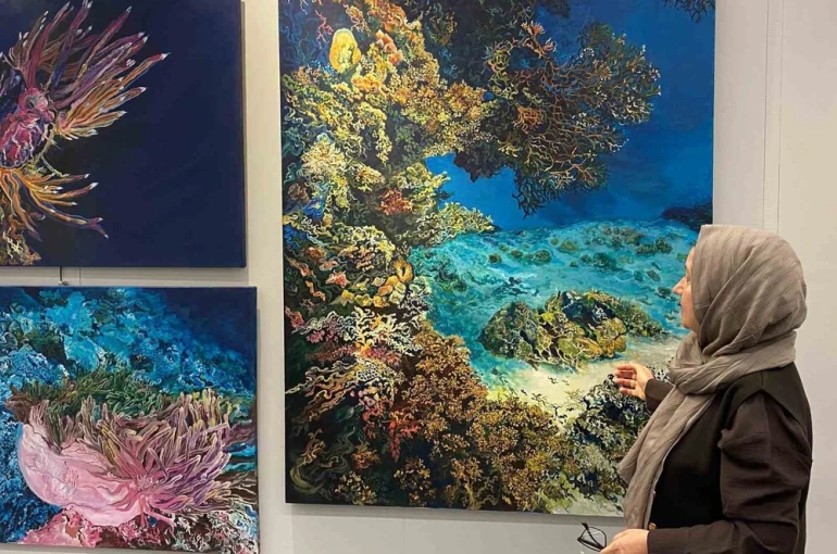 Deniz yaşamının enerjisini tuvale yansıttı 