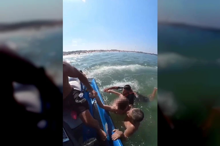 Denizde boğulma tehlikesi geçiren 2 kadın ve 1 çocuğun kurtarılma anı kamerada