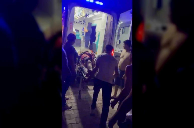 Denizde kalbi duran gence tesadüfen sahilde bulunan sağlık çalışanından hayat kurtaran müdahale