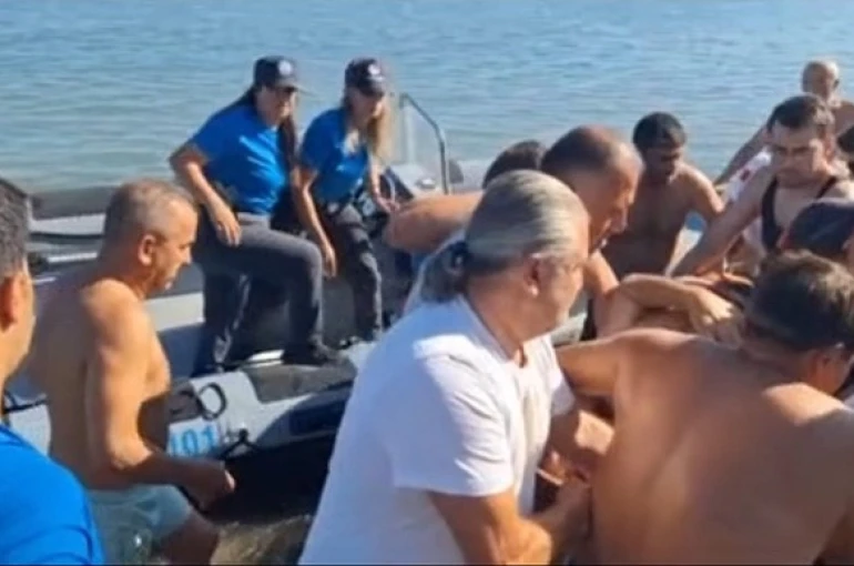 Denizde yüzdüğü esnada beyin kanaması geçiren vatandaşı deniz polisi kurtardı