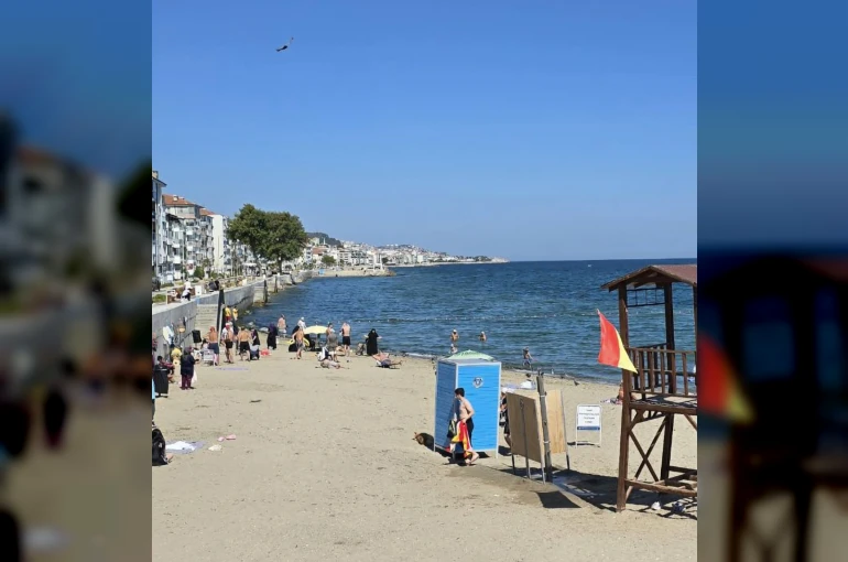 Denizde yüzüstü hareketsiz halde bulunan kişi, kaldırıldığı hastanede hayatını kaybetti