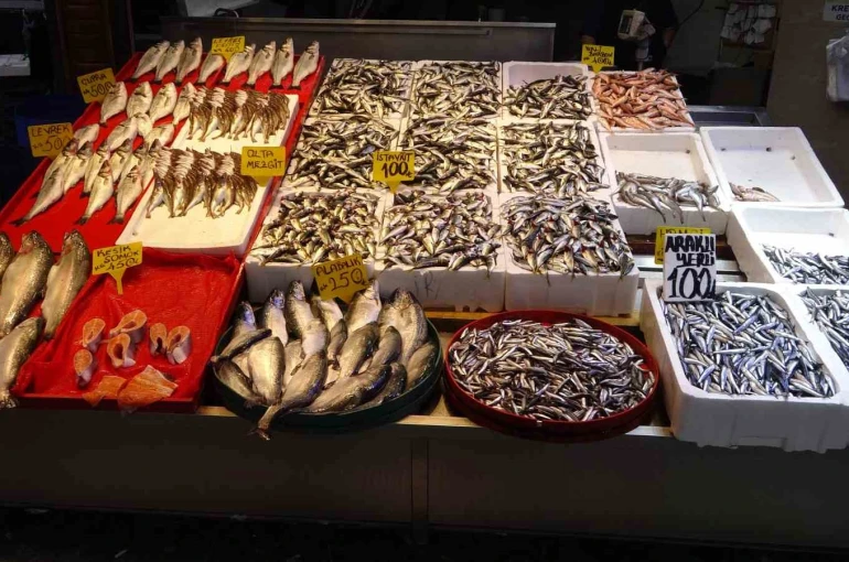 Denizdeki fırtına avını etkilese de balık fiyatlarını etkilemedi