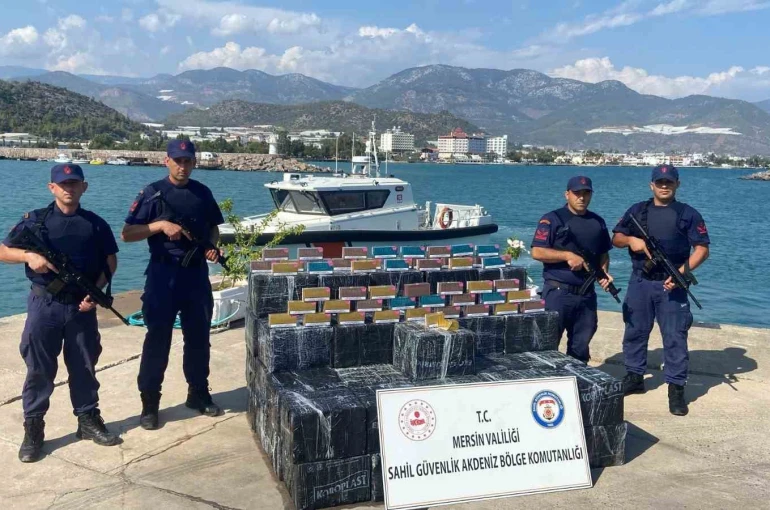 Denizdeki kutulardan 28 bin 500 paket tütün çubuğu çıktı
