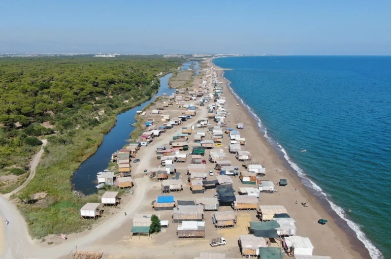 Denize sıfır 5 yıldızlı çardakların yerini halk plajları alıyor 