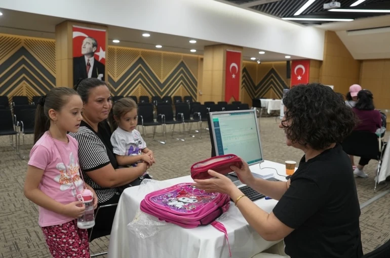 Denizli Büyükşehir miniklerin okul heyecanına ortak oluyor
