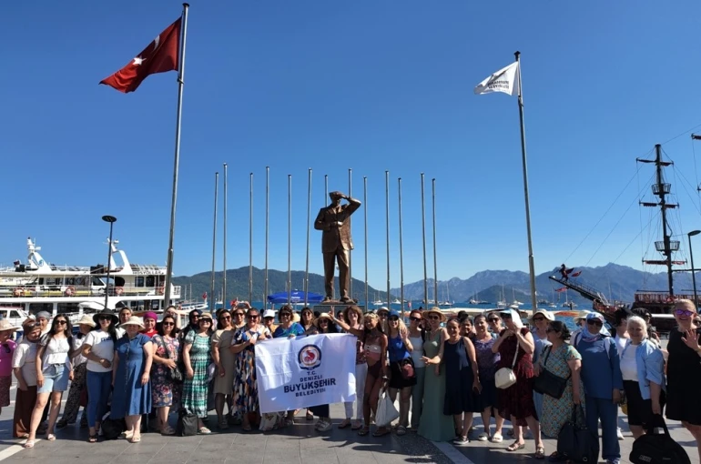 Denizli Büyükşehirin kurslarıyla yüzme öğrenen kadınlar denizle buluştu
