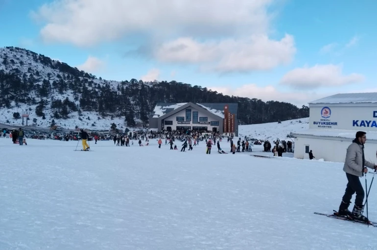 Denizli Kayak Merkezi yeni sezonda ziyaretçi akınına uğradı
