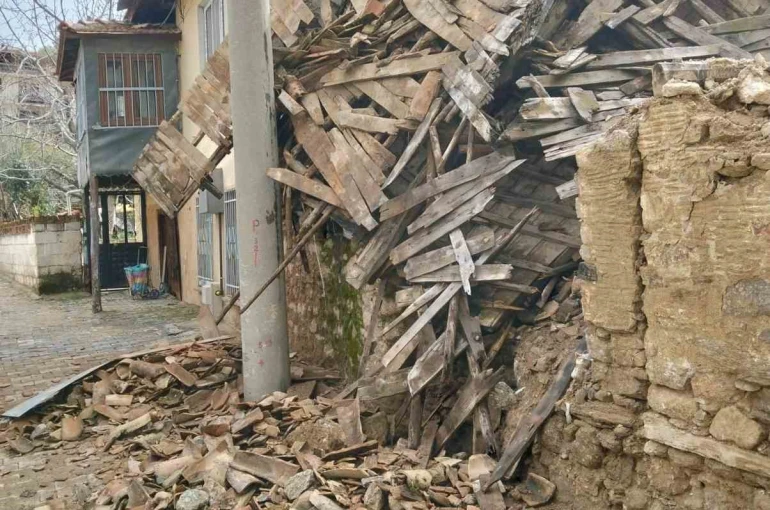 Denizli’de metruk ev çöktü