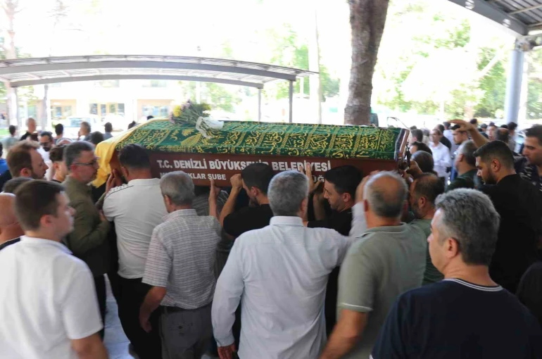 Denizli’de otomobilin çarptığı kadın son yolculuğuna uğurlandı