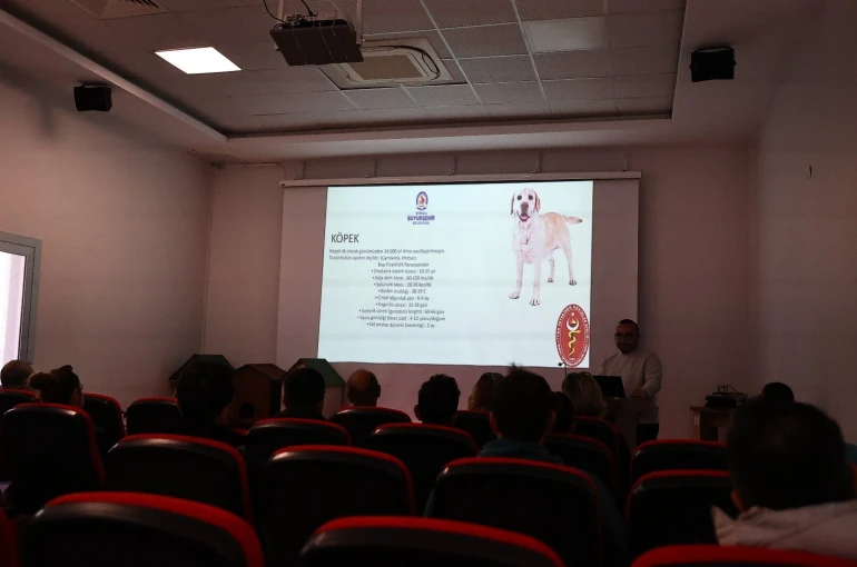 Denizli’de pet shoplara eğitim desteği verdi 