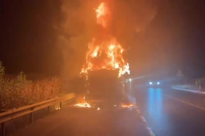 Denizli’de seyir halindeki tır alev alev yandı 