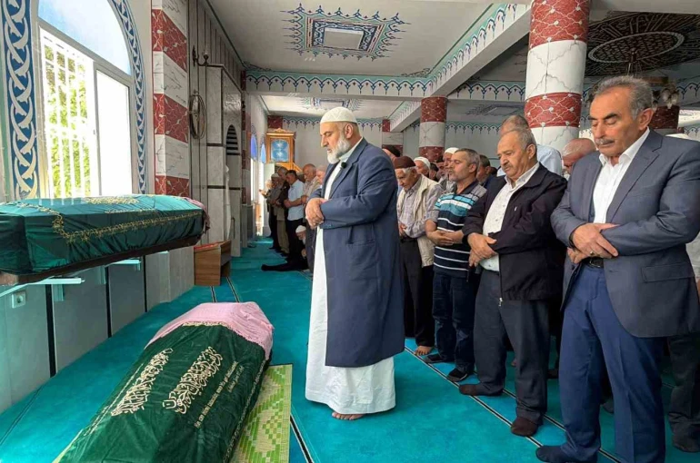 Denizli’deki otobüs faciasında hayatını kaybeden anne ve kızı İzmir’de toprağa verildi 