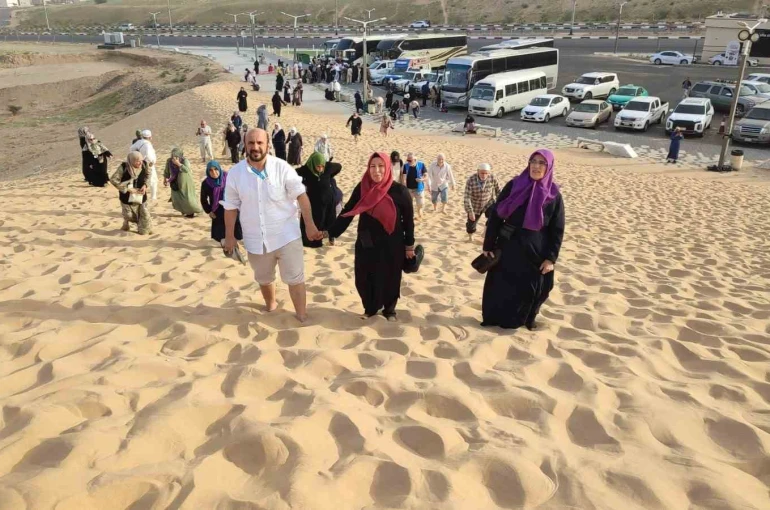 Denizlili Umreciler Bedir Şehitlerini ve Melekler Tepesini ziyaret etti