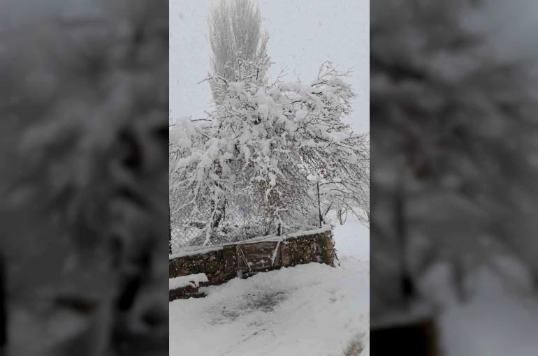 Denizli’nin yüksek kesimleri baharda beyaza büründü 