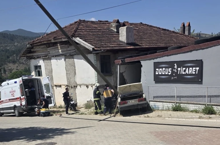 Deponun duvarına çarpan otomobildeki yaşlı karı koca hayatını kaybetti