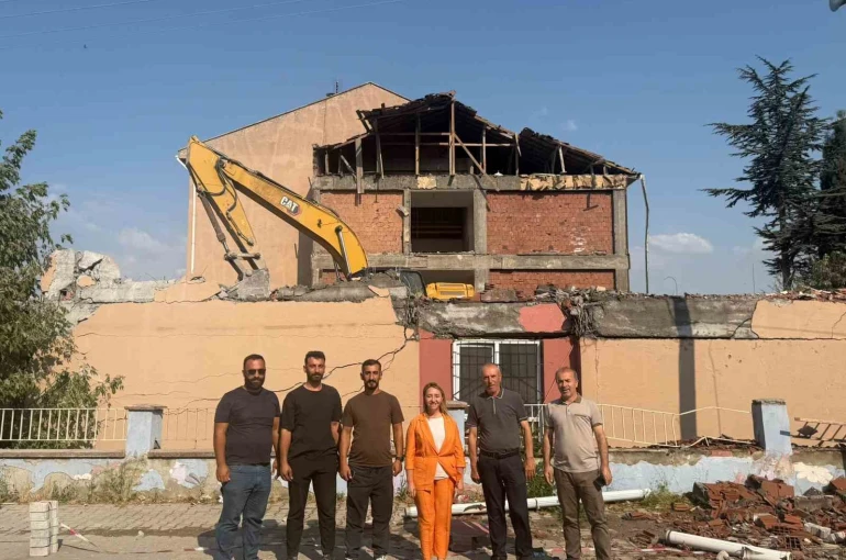 Deprem riski olan Atatürk Ortaokulu yıkılıyor