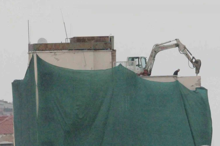 Deprem riski taşıyan eski yurt binasının yıkımına başlandı 