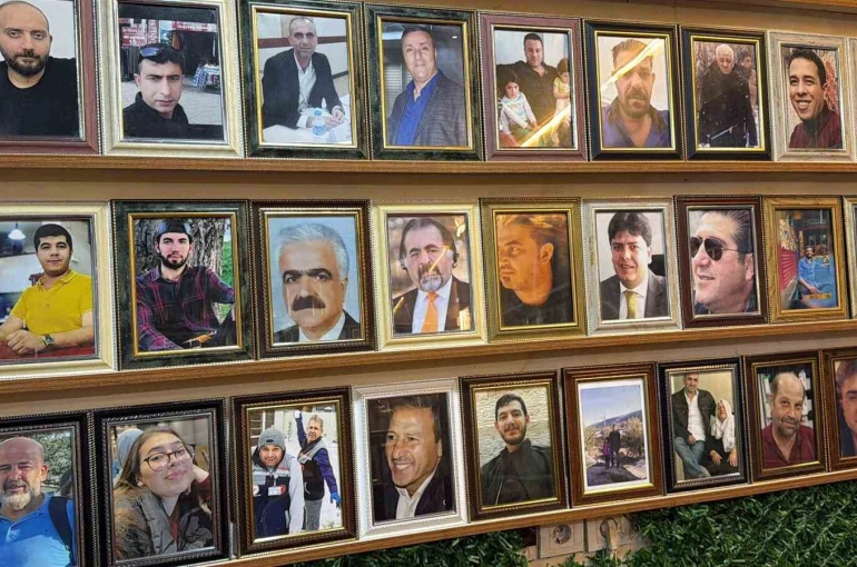Deprem şehitlerinin fotoğrafları 3 yıldır çay ocağının duvarında asılı 