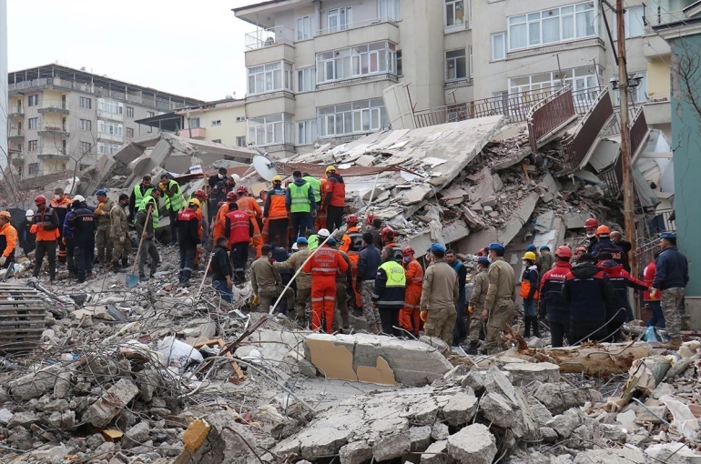Depremde 3 kişinin öldüğü Nusret Bey Apartmanı davasında iki kamu görevlisine hapis cezası 